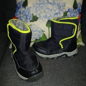 Gender Neutral Kid's Snow Boots Size 2